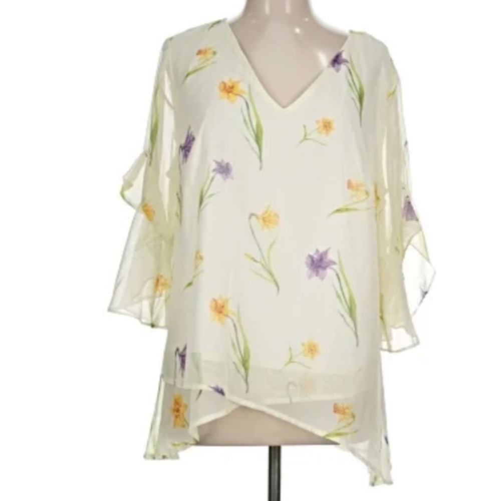 BloomChic Ivory Floral V-Neck Lightweight Blouse